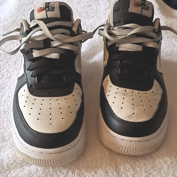 Nike air force 1s. low, 2tone black and cream with white sole. men size 9 - Picture 1 of 3